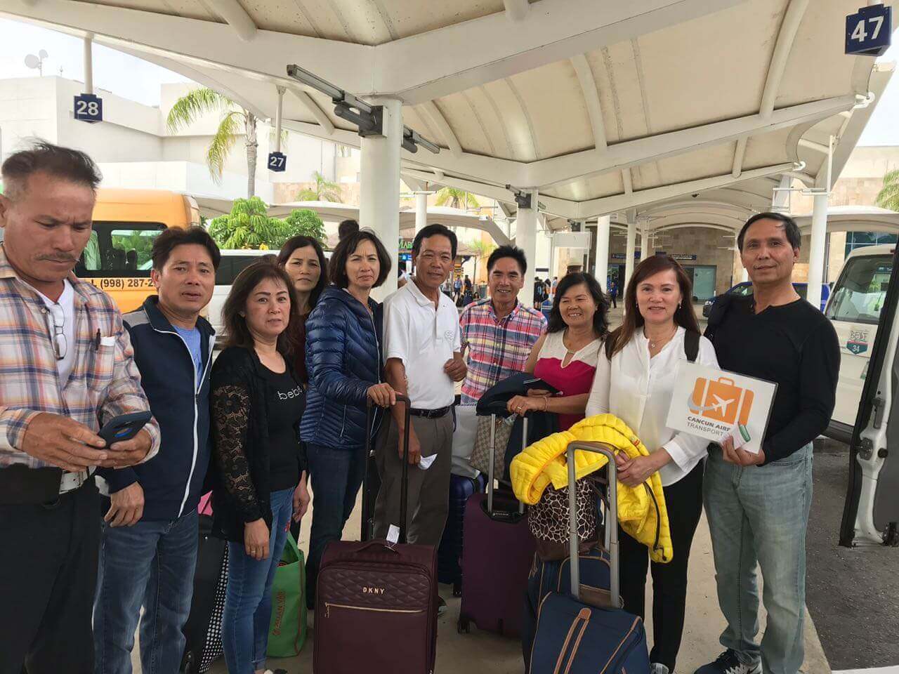 Grupo de clientes llegando al aeropuerto