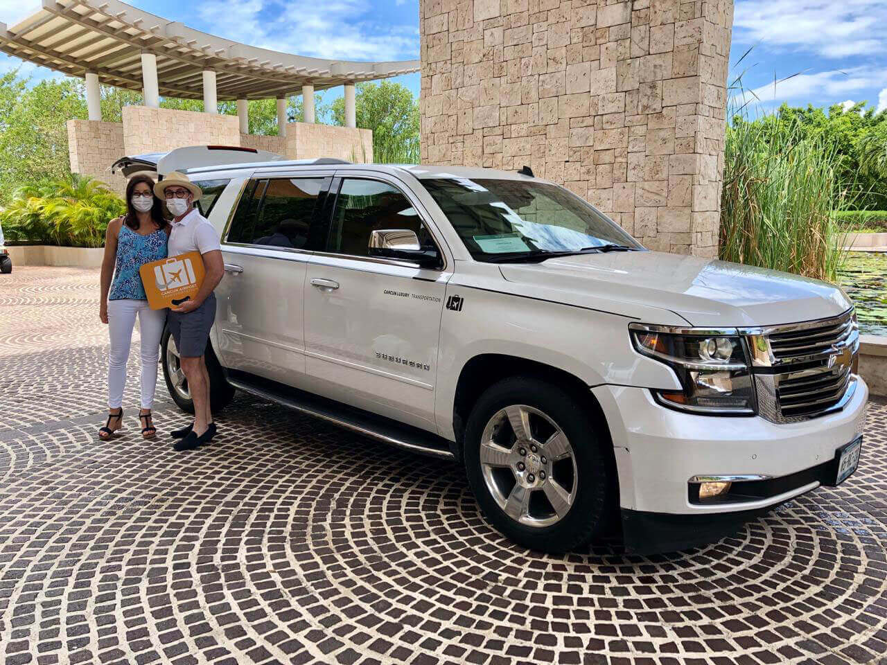 Pareja llegando a su alojamiento después de un Servicio de Lujo 